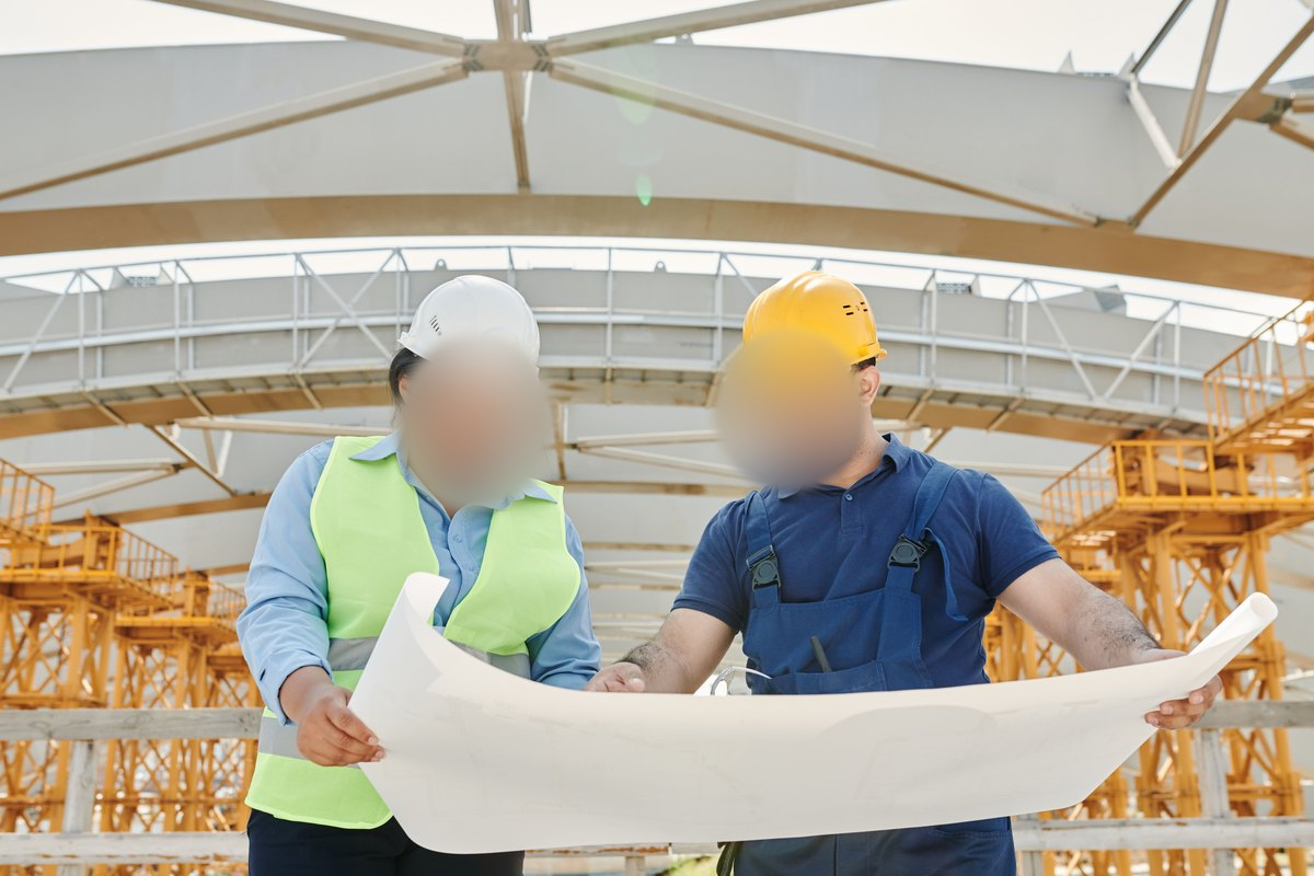 Ingénieurs Ontonomia étudiant les plans d'un projet de construction
