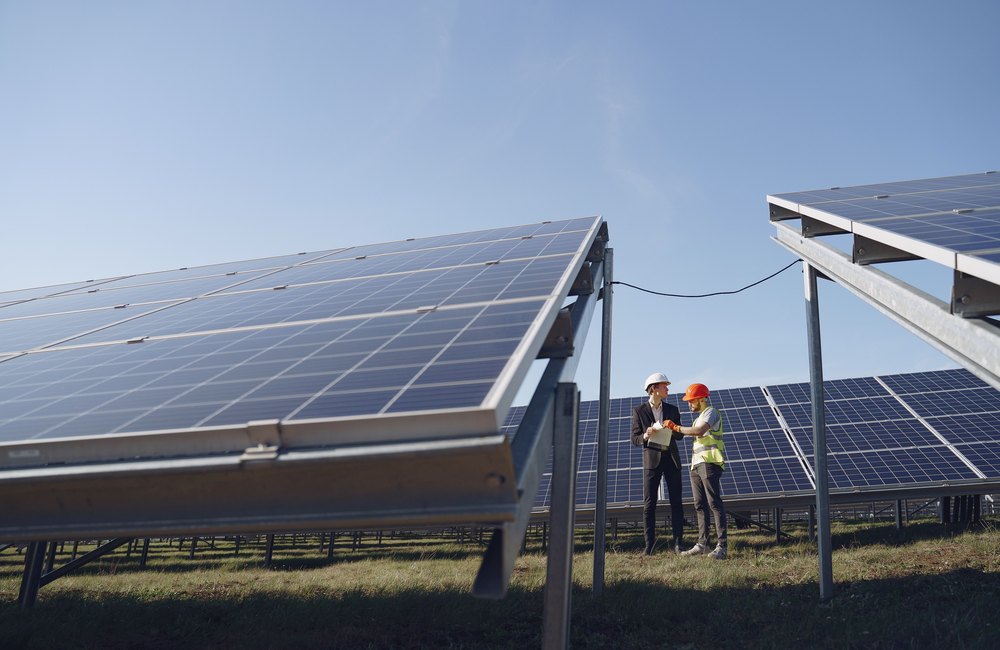Ingénieurs au milieu d'une installation solaire certifiée durable