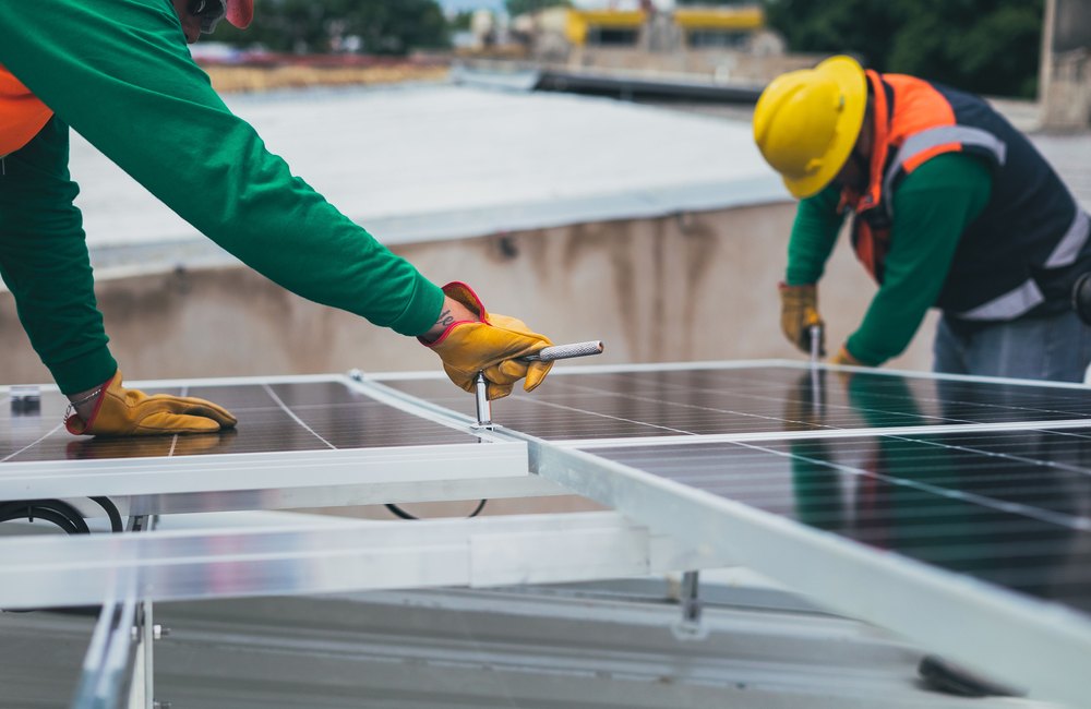 Techniciens installant des panneaux photovoltaïques sur un bâtiment