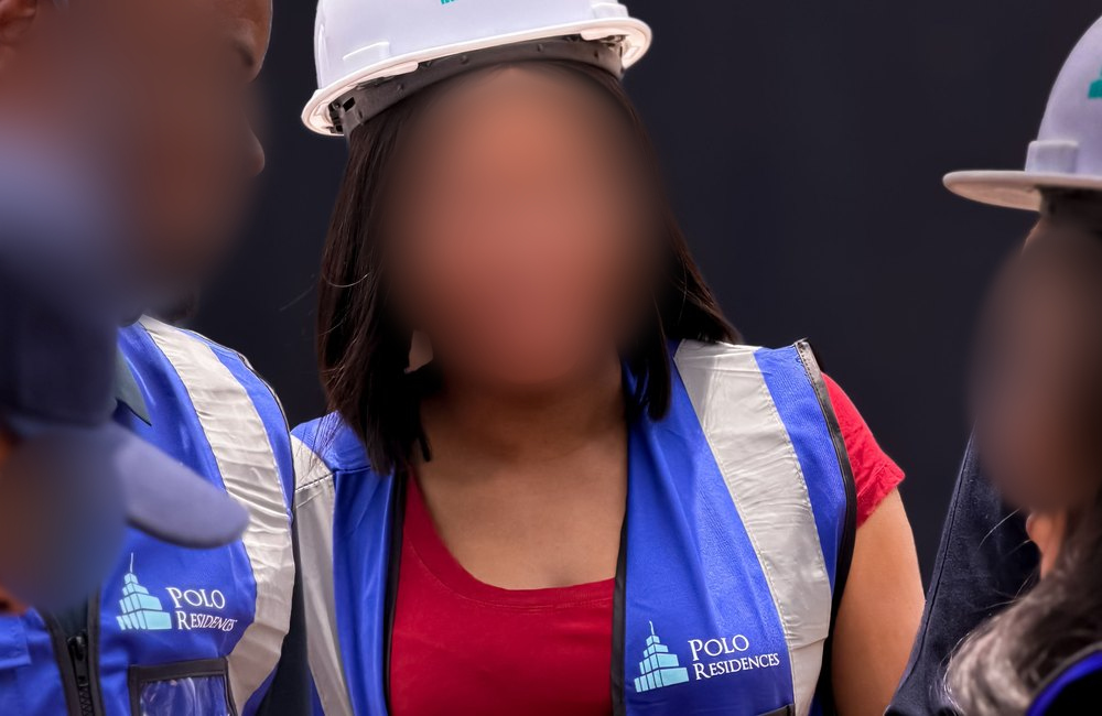 Équipe de professionnels de la construction réunie sur un chantier