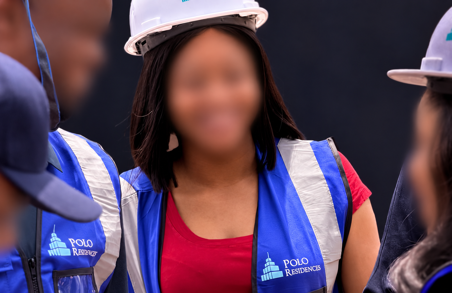 Équipe de professionnels de la construction réunie sur un chantier
