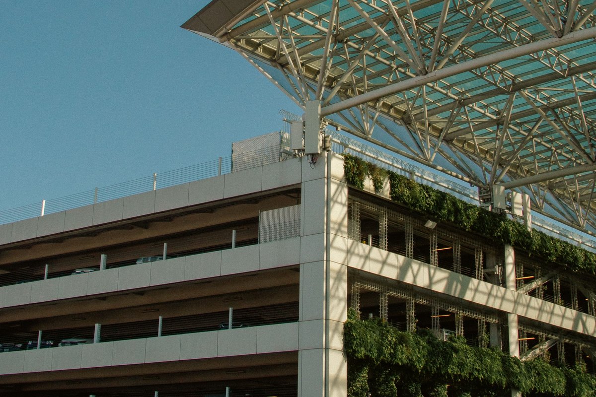Centre d'affaires à façade végétalisée et structure contemporaine